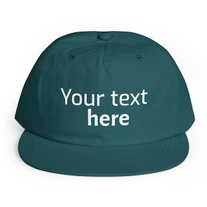 Könnte beinhalten: Eine dunkel-türkisfarbene Fünf-Panel-Baseballkappe mit flachem Schirm und einem Knopf an der Oberseite. Auf der Vorderseite der Kappe befindet sich der weiße Schriftzug "Your text here" in einer klaren, serifenlosen Schriftart.