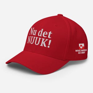 以下が含まれることがあります： 前面に「Nu det NUUK！」と白い刺繍が施された赤い野球帽。右側には小さなグラフィックと「MAKE AMERICA GO AWAY」の文字があります。