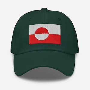 Puede incluir: Gorra de béisbol verde oscuro con la bandera de Groenlandia bordada. El diseño de la bandera incluye una franja horizontal roja y blanca con un círculo rojo y blanco. La gorra tiene una visera curva y un botón en la parte superior.
