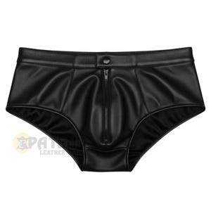 以下が含まれることがあります： 黒色の革製下着。前面にジッパーとボタン留めが付いています。ローライズのデザインで、滑らかで光沢のある素材で作られています。目に見える縫い目がデザイン性を高めています。