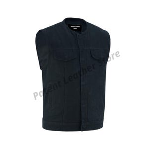 Könnte beinhalten: Eine marineblaue Jeansweste mit Stehkragen und zwei Brusttaschen. Die Weste hat ein knopfloses Design und ist ärmellos. Der Text "Patent Leather Store" ist auf der Weste aufgedruckt.