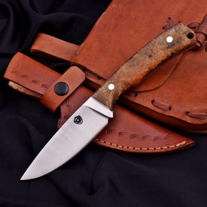 Hunting Knife with Polished Handle and Leather sheath