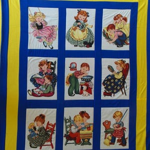 Könnte beinhalten: Eine große Steppdecke mit blauem Mittelteil, gelbem Rand und neun weißen Quadraten. Jedes Quadrat zeigt eine Vintage-Illustration von Kindern, die sich mit verschiedenen Aktivitäten beschäftigen, wie z. B. mit Puppen spielen, schaukeln und sich pflegen. Die Steppdecke ist wahrscheinlich handgefertigt.