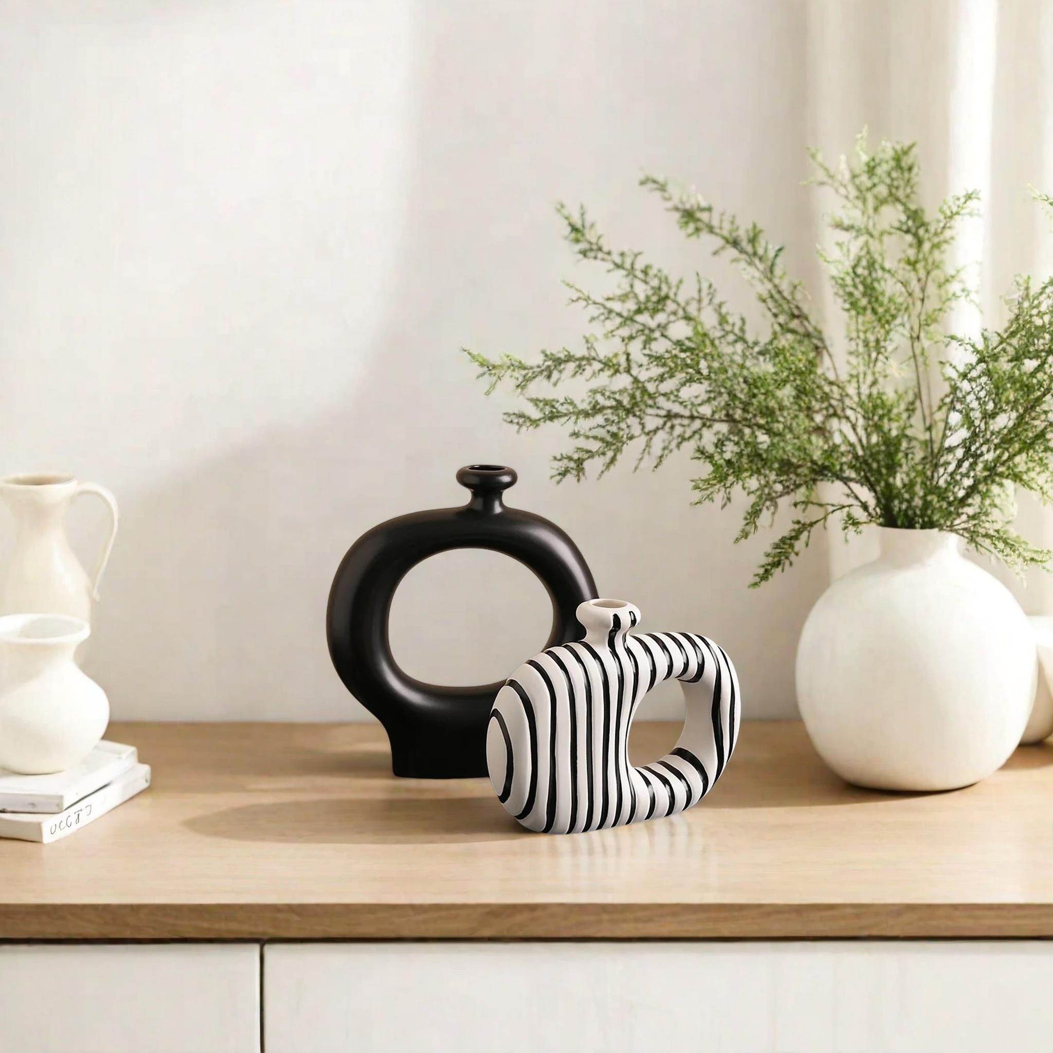 ゼブラストライプの陶器の花瓶：モダンな白黒のホームデコレーション