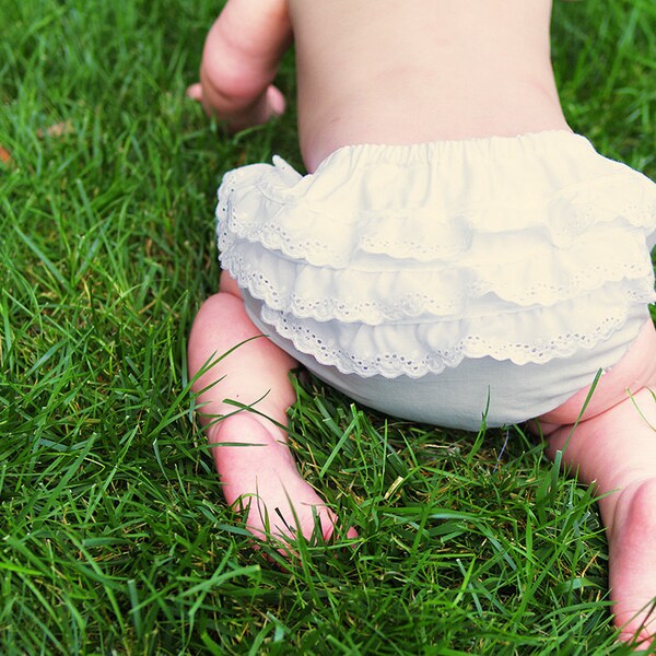 Gegolfde luier dekking: Meisje van de Baby van de klassieke witte oogje Ruffle Bloomer - baby foto Prop - pasgeboren 3m 6m 12m 18m 24m
