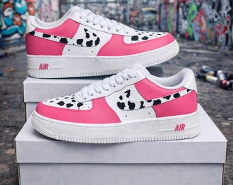 Anpassade Air Force 1 rosa ko-tryck, handmålade AF1-sneakers, jordgubbsrosa skor, estetiskt ko-mönster, personliga, anpassade sneakers