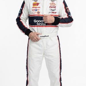 Peut inclure: Une combinaison de course blanche, noire et rouge ornée de multiples logos de sponsors, dont Goodwrench Service Plus, Burger King, Snap-on, Food City, 76, Coca-Cola et RCR. La combinaison présente un col montant, des manches longues et des poignets noirs.