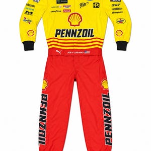 Puede incluir: Un traje de carreras amarillo y rojo con el logotipo de Pennzoil en el pecho y las piernas. El traje incluye varios logotipos de patrocinadores, cuello y puños negros, y un cinturón con el nombre Joey Logano y una pequeña bandera de EE. UU.