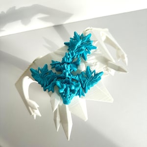 Scultura di drago invernale stampata in 3D: arte fantasy geometrica verde metallizzata