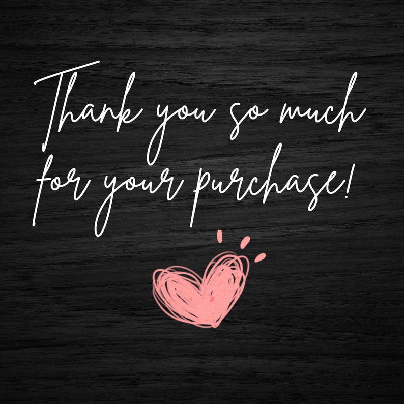 Peut inclure: Fond noir avec texte blanc manuscrit : "Thank you so much for your purchase !" Un c&oelig;ur rose est dessin&eacute; en dessous, avec de petites &eacute;toiles roses autour.