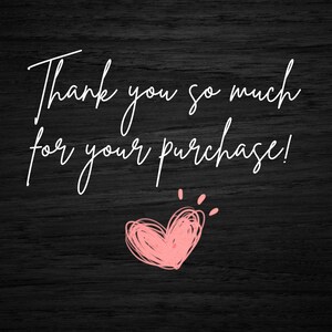 Puede incluir: Fondo negro con texto blanco en cursiva: "Thank you so much for your purchase!". Un coraz&oacute;n rosa dibujado a mano est&aacute; en la parte inferior. La imagen tiene una textura de vetas de madera.