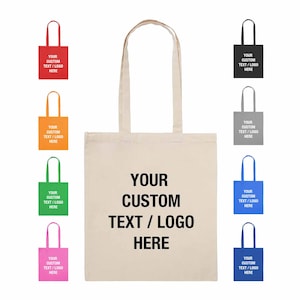 Könnte beinhalten: Eine naturfarbene Tragetasche mit langen Henkeln, die den Text "YOUR CUSTOM TEXT / LOGO HERE" in Schwarz zeigt. Um die Tasche herum befinden sich kleinere farbige Tragetaschen in Rot, Orange, Grün, Pink, Schwarz, Grau und Blau, jeweils mit demselben Text.