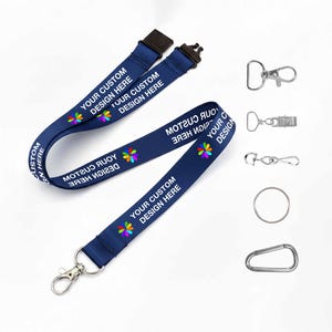 Puede incluir: Cordones azules marino con el texto "YOUR CUSTOM DESIGN HERE" y un diseño floral colorido. Incluye varios accesorios metálicos: un mosquetón giratorio, una pinza bulldog, un gancho de langosta, una anilla partida y un mosquetón.