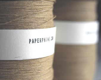 Fil de papier naturel le plus fin sur un Bobbin de cru