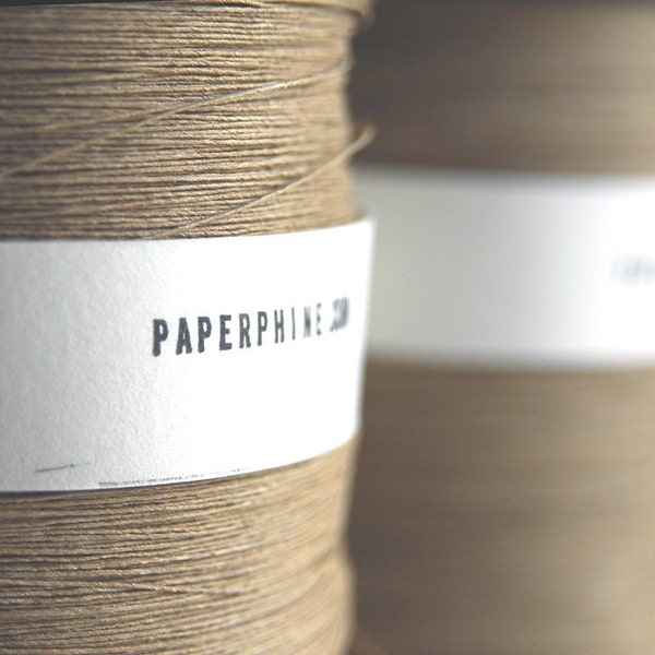 Fil de papier naturel le plus fin sur un Bobbin de cru