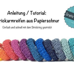 Op de afbeelding: Een rij kleurrijke gehaakte armbanden gemaakt van papieren koord. De armbanden zijn gerangschikt in een regenboogpatroon, beginnend met geel en eindigend met groen. De tekst "Anleitung / Tutorial: Strickarmreifen aus Papierschnur" is zichtbaar bovenaan de afbeelding.
