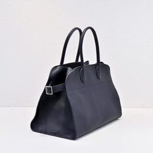 Bolso clásico de piel granulada para el día a día, elegante y duradero. Negro
