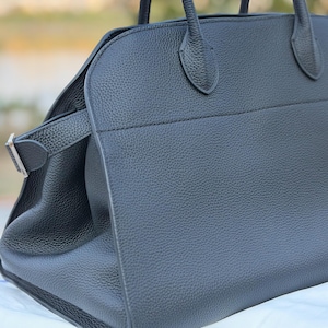 Bolso clásico de piel granulada para el día a día, elegante y duradero. imagen 17