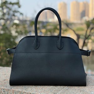 Bolso clásico de piel granulada para el día a día, elegante y duradero. imagen 6