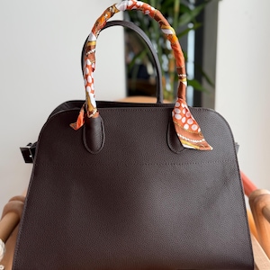 Bolso clásico de piel granulada para el día a día, elegante y duradero. imagen 5