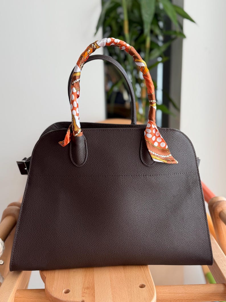 Bolso clásico de piel granulada para el día a día, elegante y duradero. imagen 5