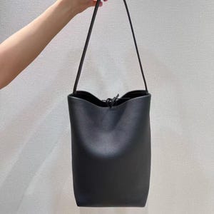 本革バケットバッグ｜通勤・通学に最適なミニマルなデイリーバッグ