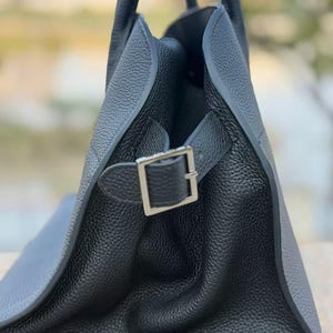 Bolso clásico de piel granulada para el día a día, elegante y duradero. imagen 18