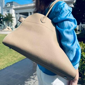 Bolso clásico de piel granulada para el día a día, elegante y duradero. imagen 4