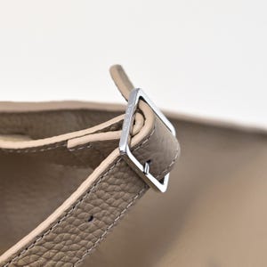 Bolso clásico de piel granulada para el día a día, elegante y duradero. imagen 13