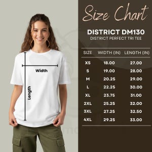 Peut inclure: Un t-shirt blanc avec un tableau des tailles, avec des mesures en pouces. Le tableau détaille la largeur et la longueur pour les tailles XS à 4XL. Le texte indique "DISTRICT DM130 DISTRICT PERFECT TRI TEE". Une femme porte le t-shirt.