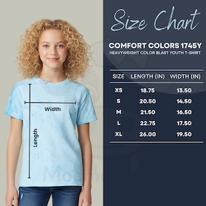 Puede incluir: Una camiseta Comfort Colors azul claro para jóvenes con efecto tie-dye. La imagen incluye una tabla de tallas con medidas en cm para las tallas XS a XL. La longitud de la camiseta varía de 47,6 a 66 cm, y el ancho de 34,3 a 49,5 cm.