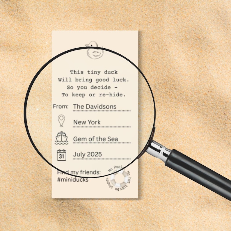 K&ouml;nnte beinhalten: Eine cremefarbene Karte mit einer Entenillustration und Text, betrachtet durch eine Lupe. Der Text lautet: &bdquo;Diese kleine Ente wird Gl&uuml;ck bringen.&ldquo; Zus&auml;tzlicher Text enth&auml;lt &bdquo;New York&ldquo;, &bdquo;Gem of the Sea&ldquo; und &bdquo;Juli 2025&ldquo;.