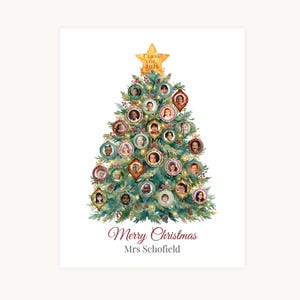 Puede incluir: Una ilustración de árbol de Navidad estilo acuarela con una estrella dorada en la punta marcada Class of 2026, decorada con numerosos adornos fotográficos circulares de niños. Debajo, el texto dice Merry Christmas y Mrs Schofield.