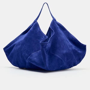手縫いのスエード製バケットバッグ