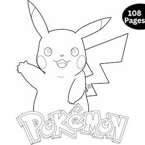 Può includere: Un disegno in bianco e nero di Pikachu, un personaggio popolare di Pokemon, con la sua coda a forma di fulmine. La parola "Pokemon" è scritta in grassetto e in uno stile stilizzato sotto il personaggio.