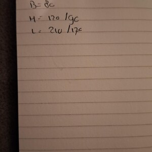 Puede incluir: Notas escritas a mano en papel rayado con las ecuaciones B = 8c, H = 120 19c y L = 210 17c.