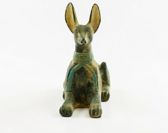 Estatua de Anubis, dios de la muerte. Escultura de piedra maciza hecha en Egipto.