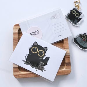 Carte postale chat noir aux grands yeux - Illustration mignonne de chat kawaii, adorable carte postale animal pour les amoureux des chats