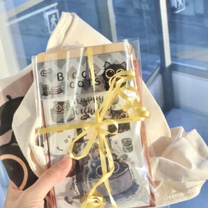 Ensemble d'anniversaire de luxe Black Cat - Comprend une carte d'anniversaire, une carte postale, un porte-clés, des autocollants, des sacs fourre-tout