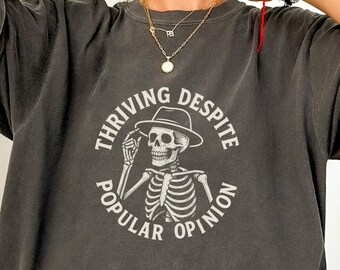 Camiseta de esqueleto "Esforzándome a pesar de la opinión popular", divertida camiseta de esqueleto con colores cómodos, regalo positivo para la salud mental, camiseta de esqueleto sarcástica
