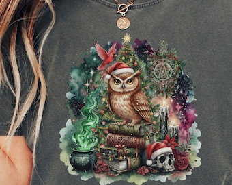 Witchy kerstuilshirt, Comfort Colors® donker Cottagecore-T-shirt, Gothic Forestcore Uil-sweater, Woodland Witch vakantiecadeau