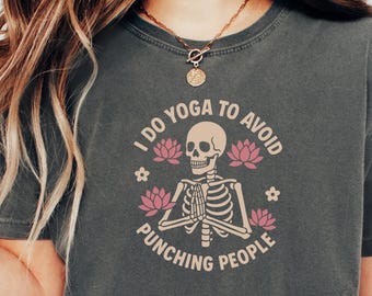 Yoga skelet T-shirt, grappig yogashirt, vermijd mensen slaan T-shirt, comfortkleuren yoga-shirt, grappig yogacadeau, sarcastische yogasweater