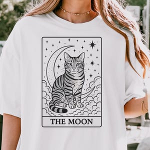 Der Mond Tarot Shirt Tabby Katze, Comfort Colors® Celestial Cat Tee, Witchy Katzenmama Geschenk, Mondphasen Shirt, Astrologie Katzen Shirt,Tabby Liebhaber