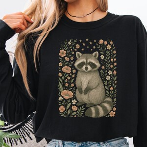 Camiseta de manga larga Comfort Colors con estampado floral de mapache, estilo cottagecore.