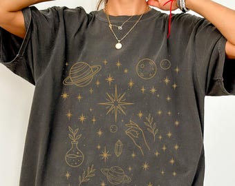 Koszula Celestial Stars, Comfort Colors® Mystic Moon Crystal Tee, Boho Witchy Starry Sky Shirt, Duchowy prezent astrologiczny, Witchy Boho Gift Tee