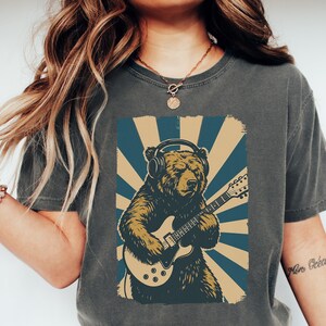 Bär mit Gitarre T-Shirt, lustiges Bär T-Shirt, Musiker Bär Shirt, Komfort Farben Retro Bär Männer T-Shirt, Hip Bär Musiker Shirt, Bär Liebhaber Geschenk