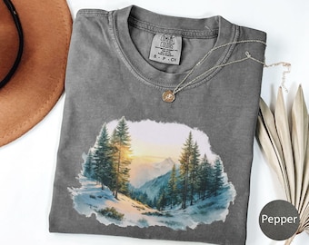 Camiseta de montaña con acuarela Sunrise, camiseta Comfort Colors® Nature, camiseta con paisaje forestal realista, camiseta de senderismo cottagecore, regalo para amantes del senderismo