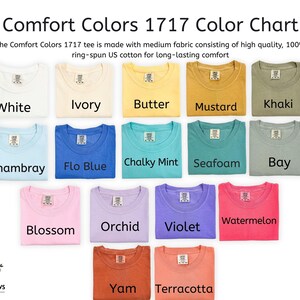 Op de afbeelding: Een kleurenkaart van Comfort Colors 1717 t-shirts in verschillende tinten. De kaart toont opgevouwen t-shirts in kleuren als wit, ivoor, boter, mosterd, kaki, chambray, flo blue, krijtachtige munt, zeegroen, baai, bloesem, orchidee, violet, watermeloen, yam en terracotta.