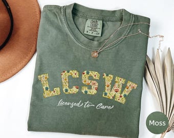 Camiseta LCSW com licença para cuidar, presente de formatura para assistente social, camiseta Comfort Colors® para assistente social, camiseta clínica licenciada com estampa floral e empoderamento