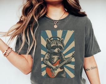 Maglietta Rockin' Raccoon, Maglietta divertente con chitarra, Maglietta con animale musicista, Maglietta retrò con animale per amanti della musica, Maglietta Comfort Colors, Regalo per gli amanti dei procioni